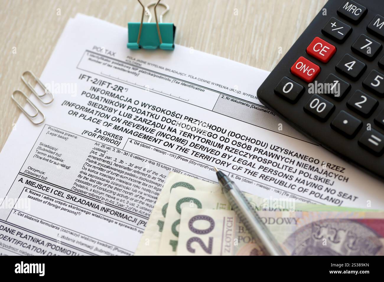 Informazioni sui proventi derivanti da persone giuridiche che non hanno sede o sede di gestione sul territorio della Polonia modulo IFT-2, IFT-2R sul contabile Foto Stock