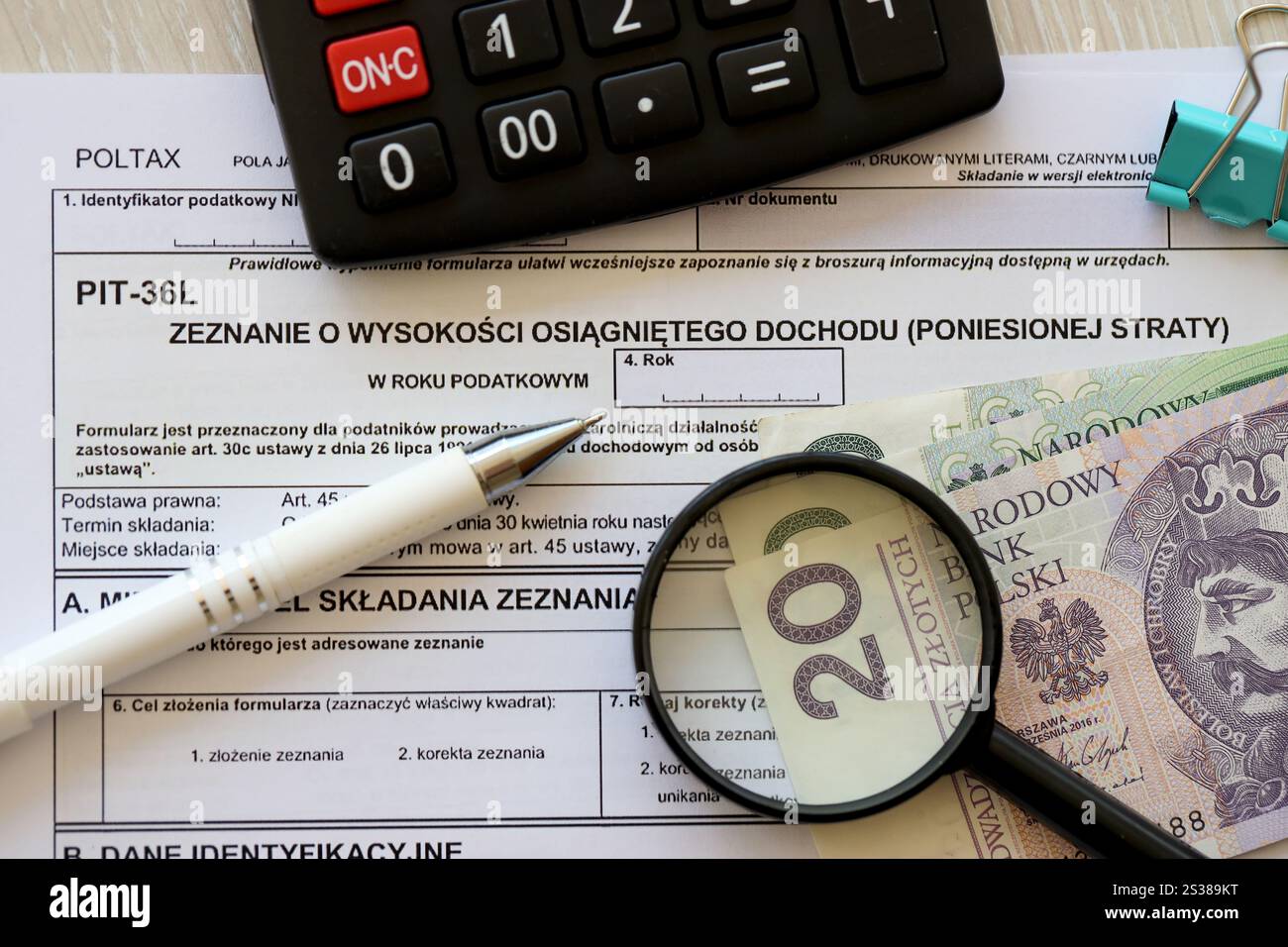 Dichiarazione dell'importo del reddito da lavoro o delle perdite subite, moduli fiscali PIT-36L sul contabile con PEN e bollette polacche in denaro zloty. Foto Stock