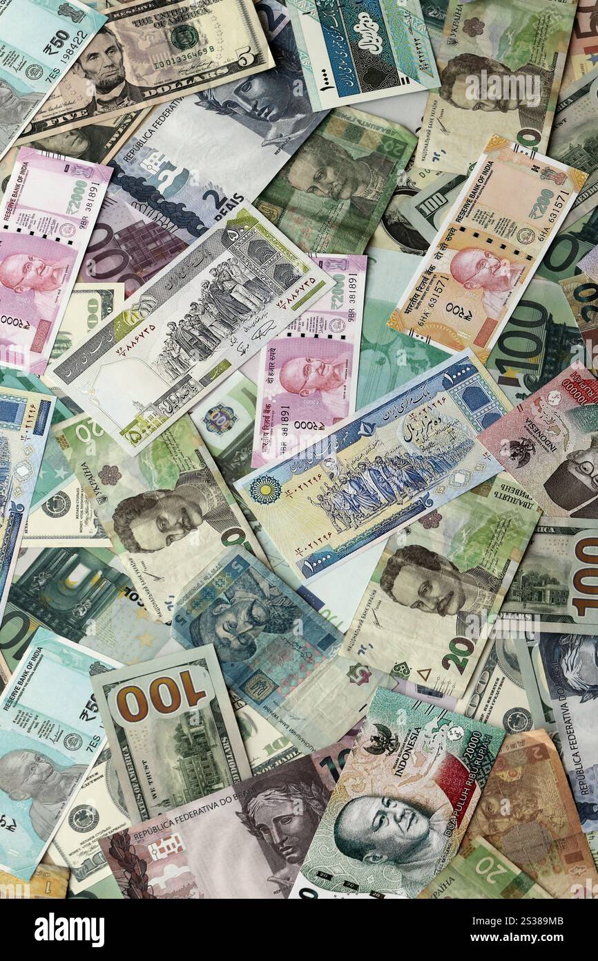 Molte banconote di valuta diversa. Sfondo di grandi quantità di banconote casuali primo piano. Molte banconote di valuta diversa. Sfondo di Foto Stock