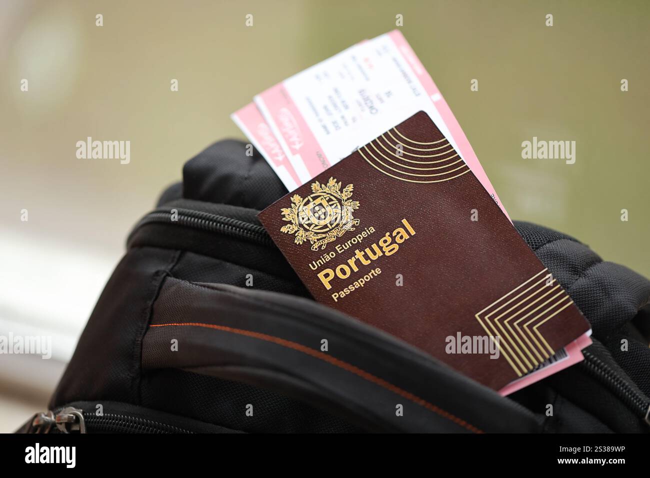 Passaporto rosso portoghese dell'Unione europea con biglietti aerei sullo zaino turistico da vicino. Concetto di turismo e viaggio. Passaporto rosso Portogallo di Foto Stock