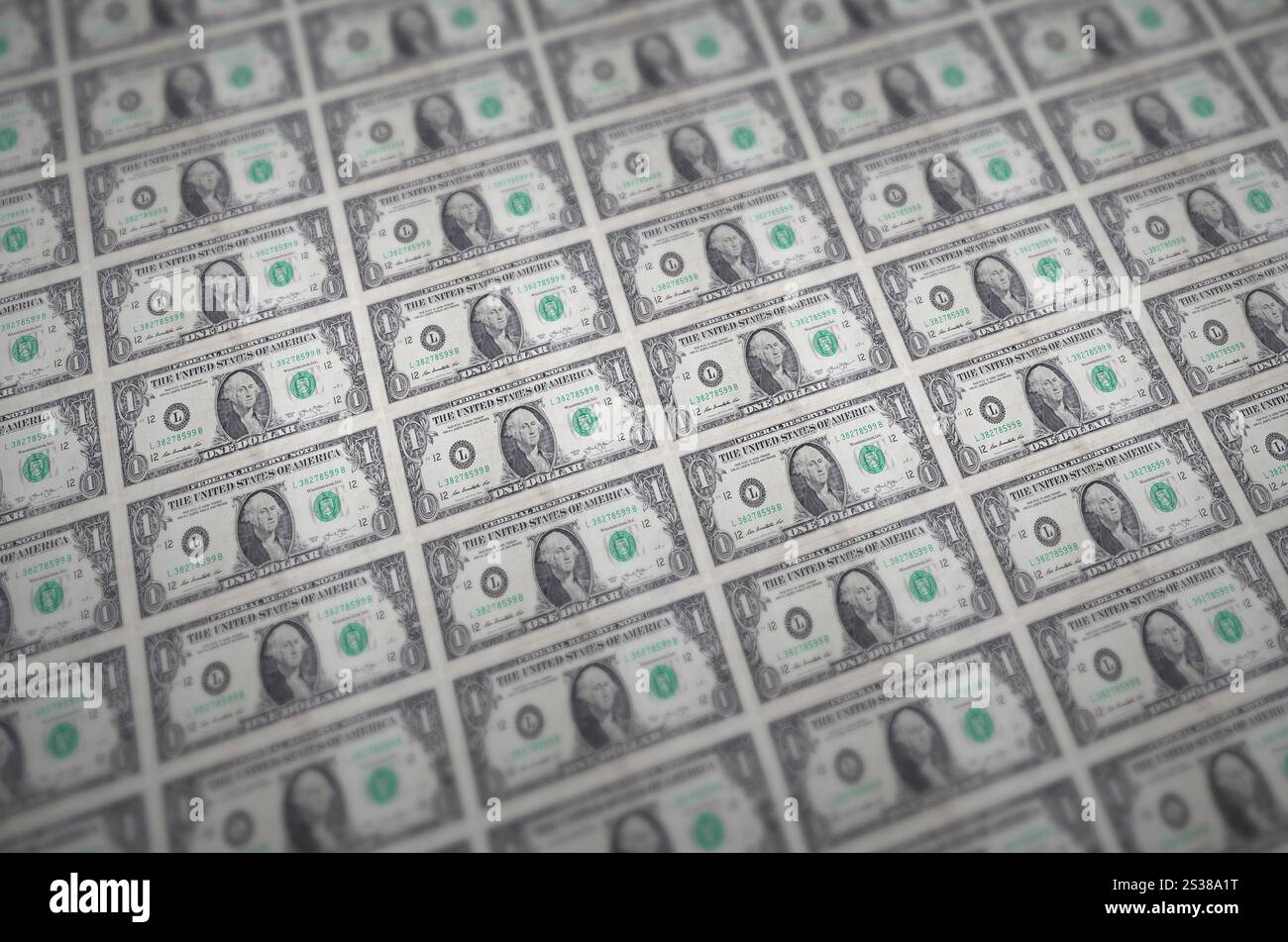 Banconote da 1 dollaro USA stampate su un trasportatore per la produzione di denaro illegale. Collage di molte banconote false. Concetto di lavoro di massa dei contraffattori. Banconote da 1 dollaro Foto Stock
