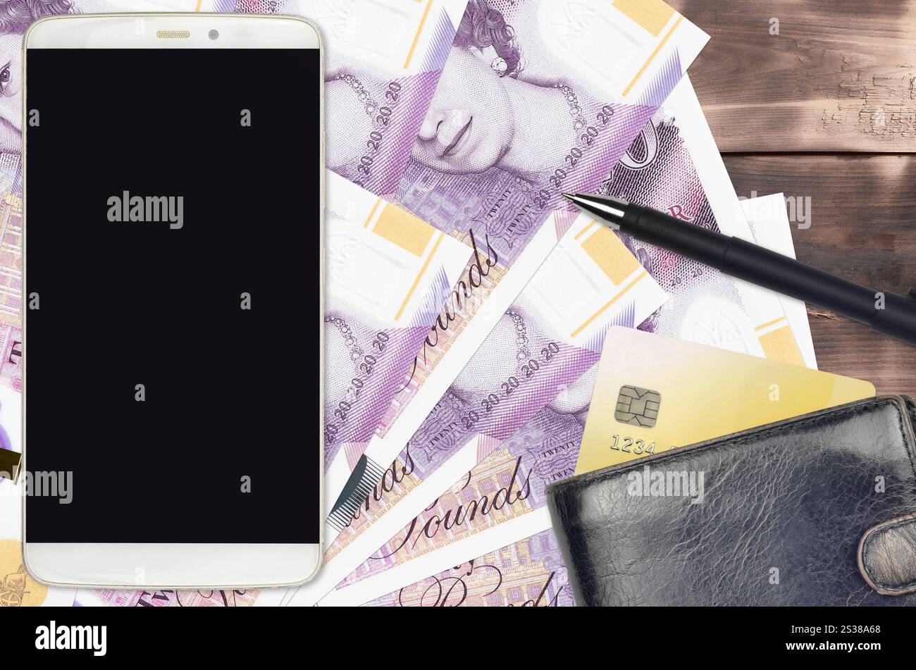 Banconote da 20 sterline britanniche e smartphone con borsetta e carta di credito. Pagamenti elettronici o concetto di e-commerce. Shopping online e business con il portatile Foto Stock