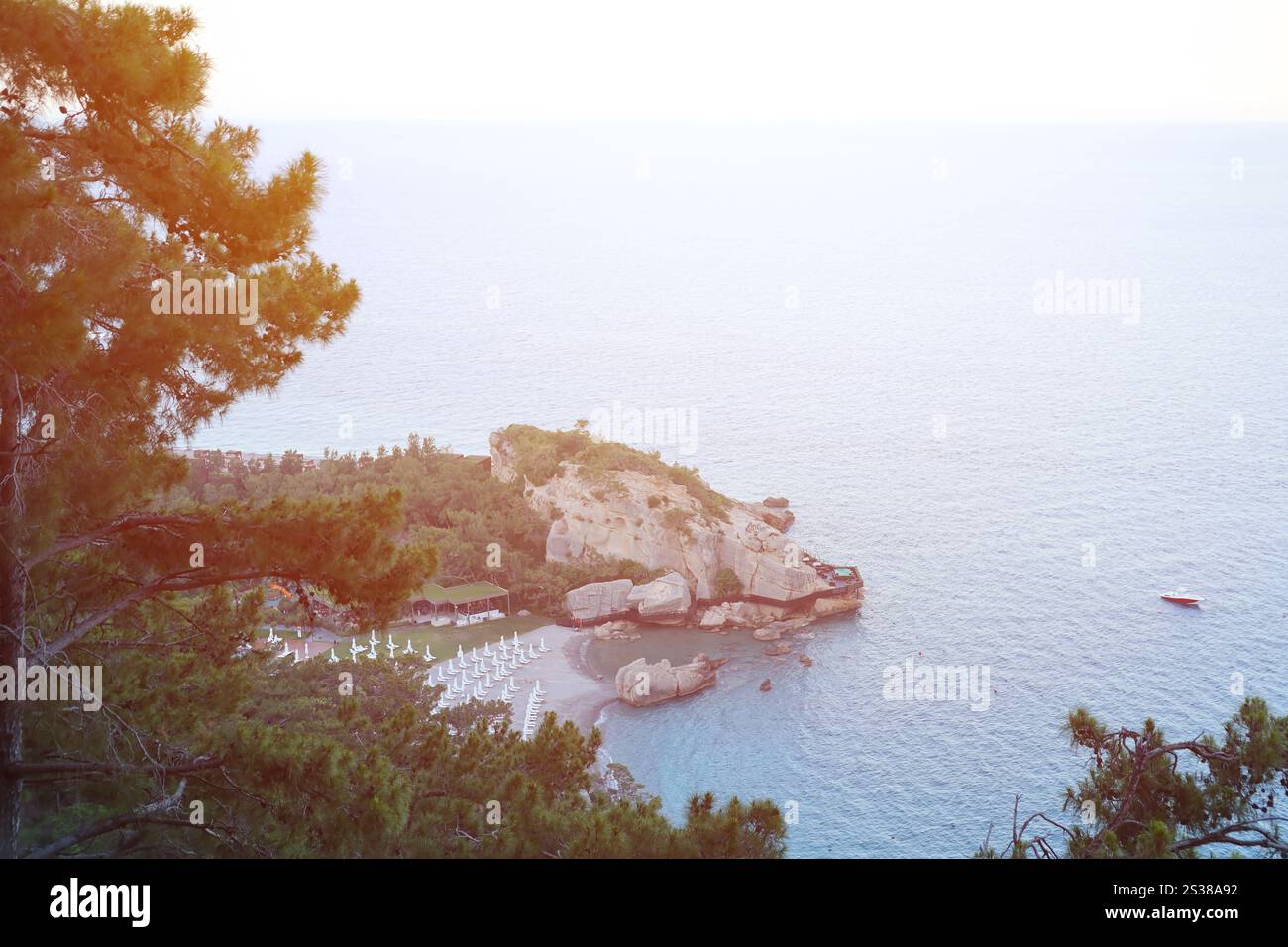 Viaggia in Turchia nel Mar Egeo e nelle rocce del paesaggio lagunare e nella natura. Grandi sponde a dondolo sull'acqua blu profonda del mare. Posto lussuoso per rilassarsi. Viaggia dentro Foto Stock