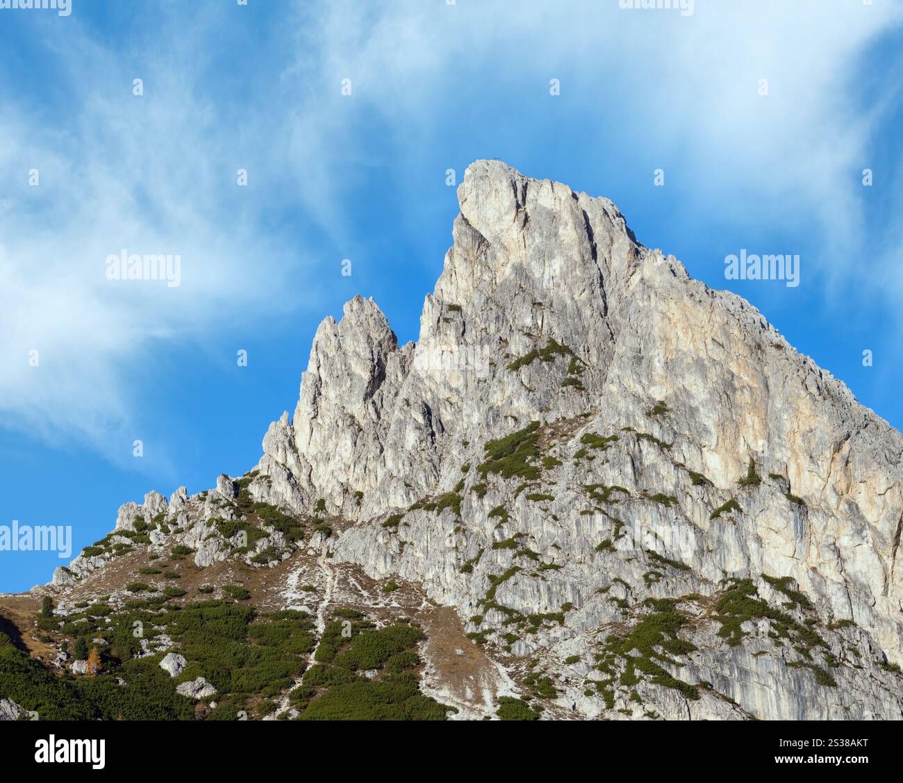 Dolomiti alpine autunnali soleggiate e colorate, altopiano, Italia. Vista tranquilla dal passo Falzarego. Foto Stock
