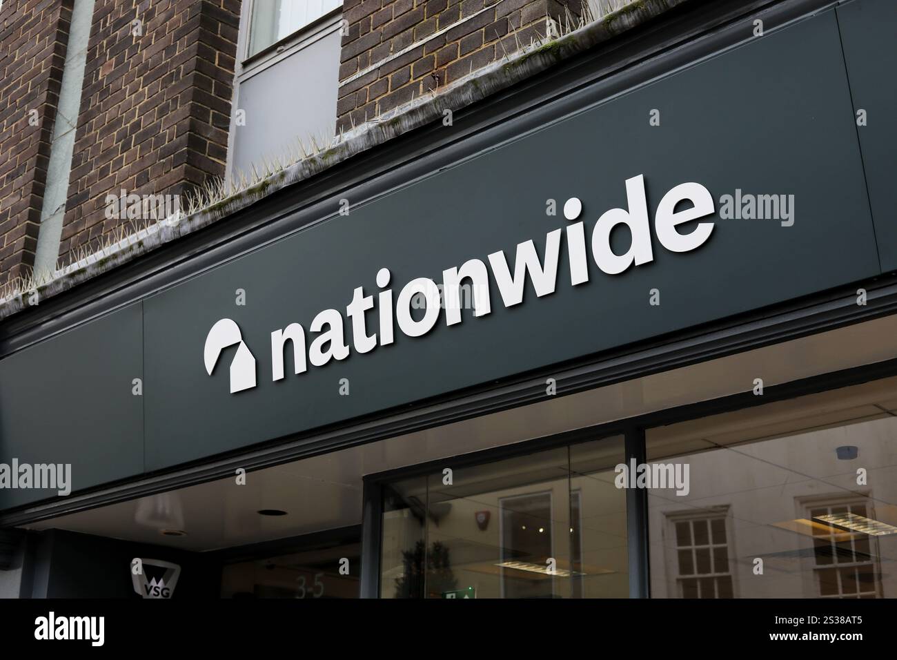 Vedute generali del nuovo Nationwide Branding nel negozio Building Society di Chichester, West Sussex, Regno Unito. Foto Stock