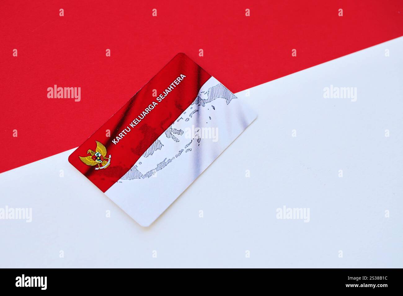 Tessera famiglia benestante KKS Indonesia originariamente chiamata kartu keluarga sejahtera. Utilizzato per i programmi della comunità. Tessera famiglia prospera KKS Indonesia Foto Stock