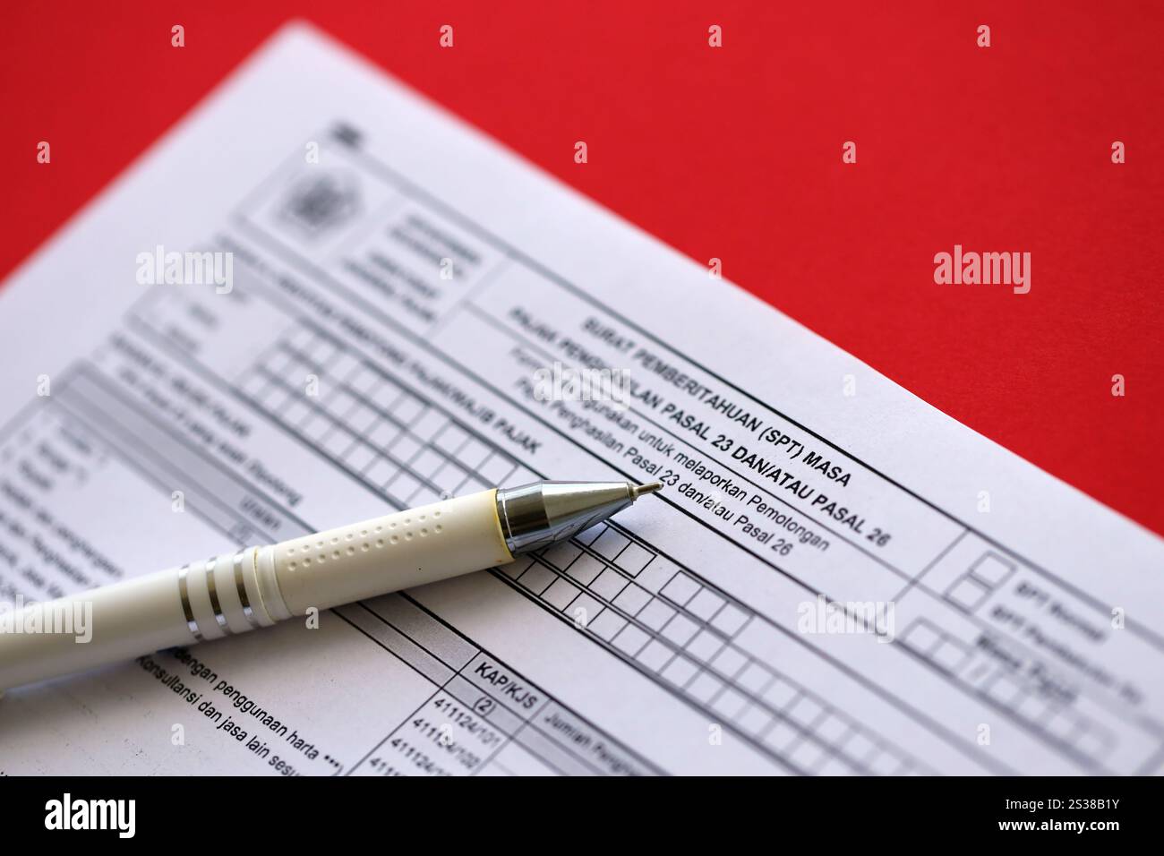 Lettera di notifica del modulo fiscale indonesiano TSS per il periodo di imposta sul reddito, articolo 23 e/o articolo 26, relativa alla contabilità. Notifica del modulo fiscale indonesiano Foto Stock
