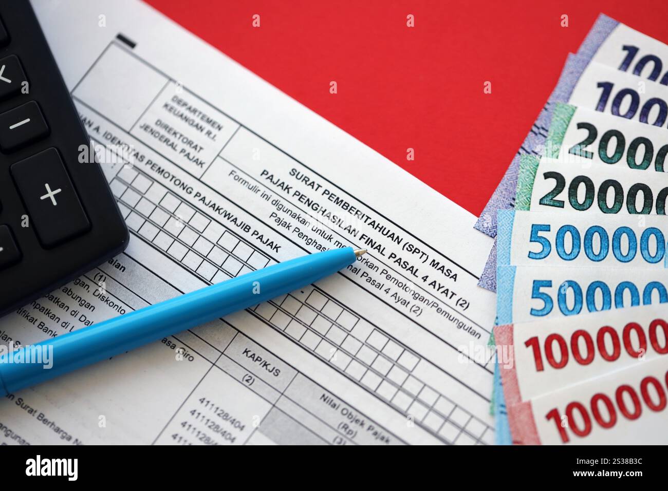 Lettera di notifica del modulo fiscale indonesiano TSS per il periodo di imposta finale sul reddito articolo 4, paragrafo 2, relativo alla contabilità. Notifica del modulo fiscale indonesiano Foto Stock