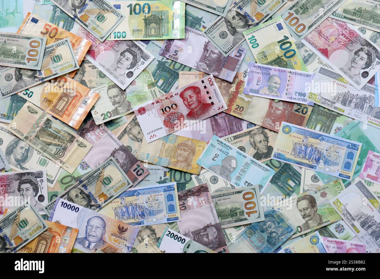 Molte banconote di valuta diversa. Sfondo di grandi quantità di banconote casuali primo piano. Molte banconote di valuta diversa. Sfondo di Foto Stock