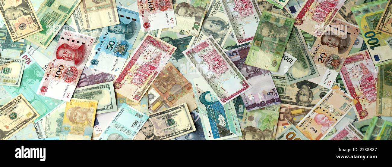 Molte banconote di valuta diversa. Sfondo di grandi quantità di banconote casuali primo piano. Molte banconote di valuta diversa. Sfondo di Foto Stock
