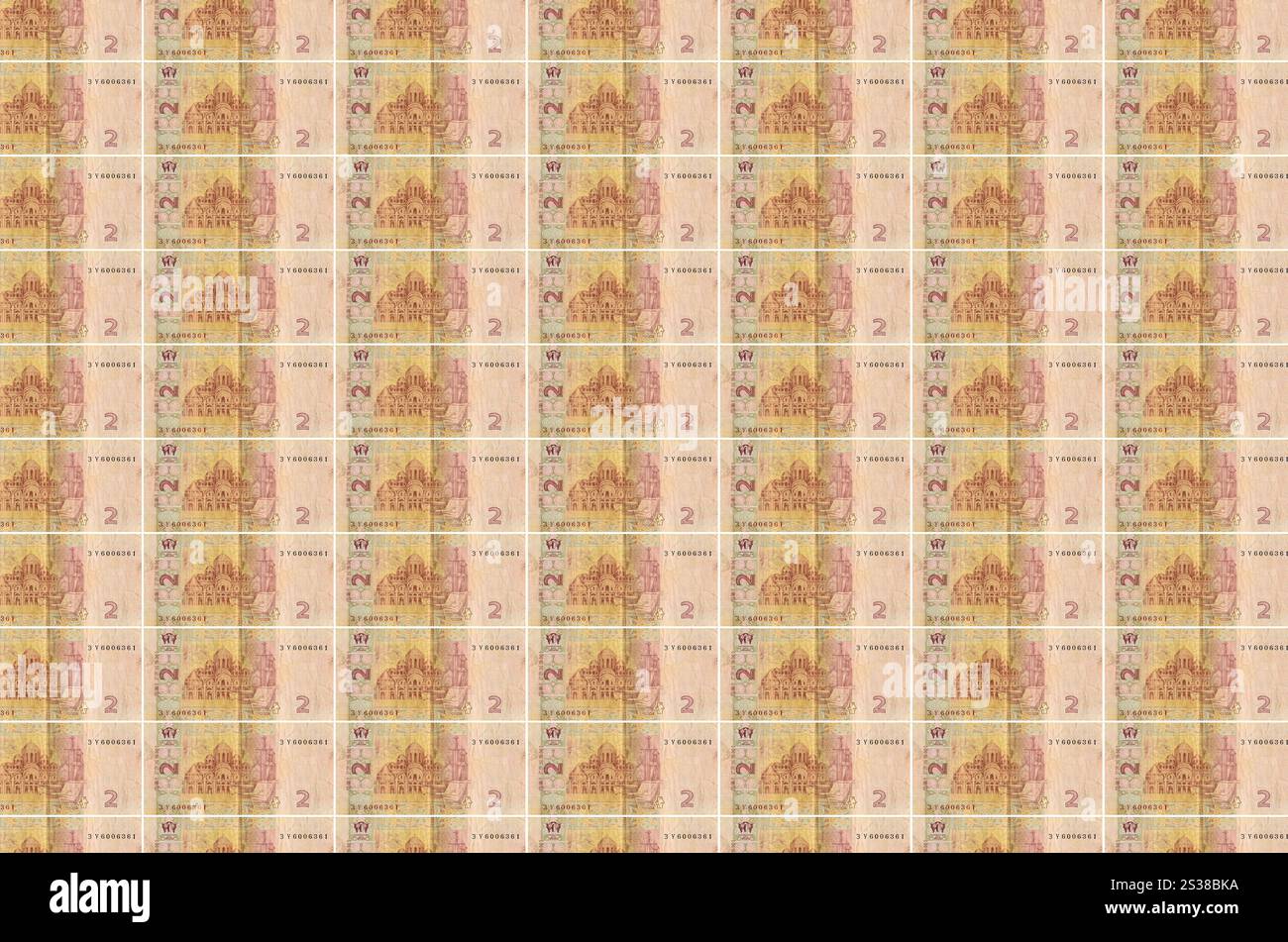 2 banconote ucraine di hryvnias stampate su trasportatore per la produzione di denaro. Collage di molte bollette. Concetto di inflazione e svalutazione valutaria. 2 ucraino Foto Stock