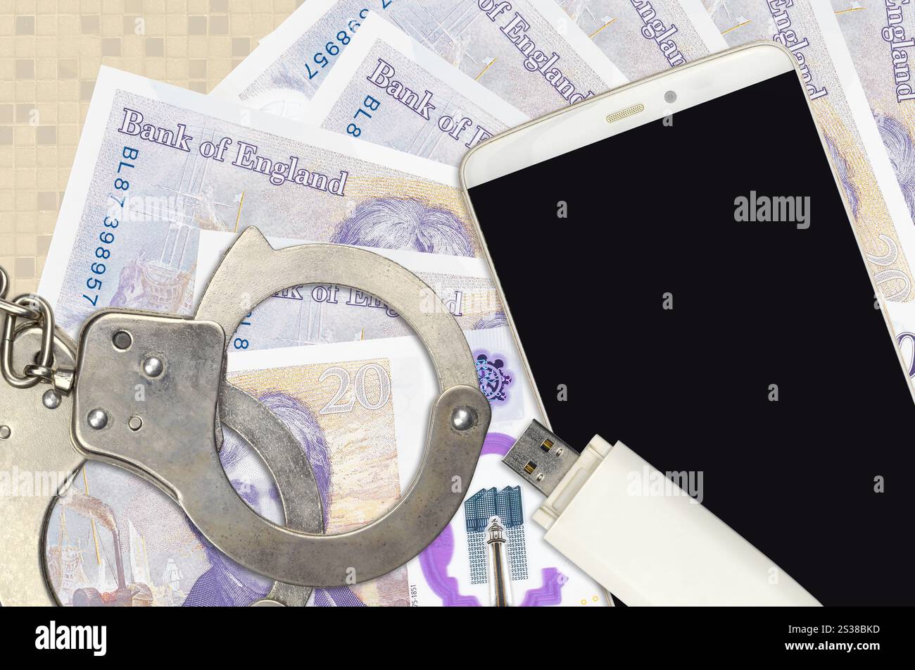 20 sterline inglesi di bollette e smartphone con manette della polizia. Concetto di attacchi di phishing da parte degli hacker, truffe illegali o distribuzione software di spyware online. Foto Stock
