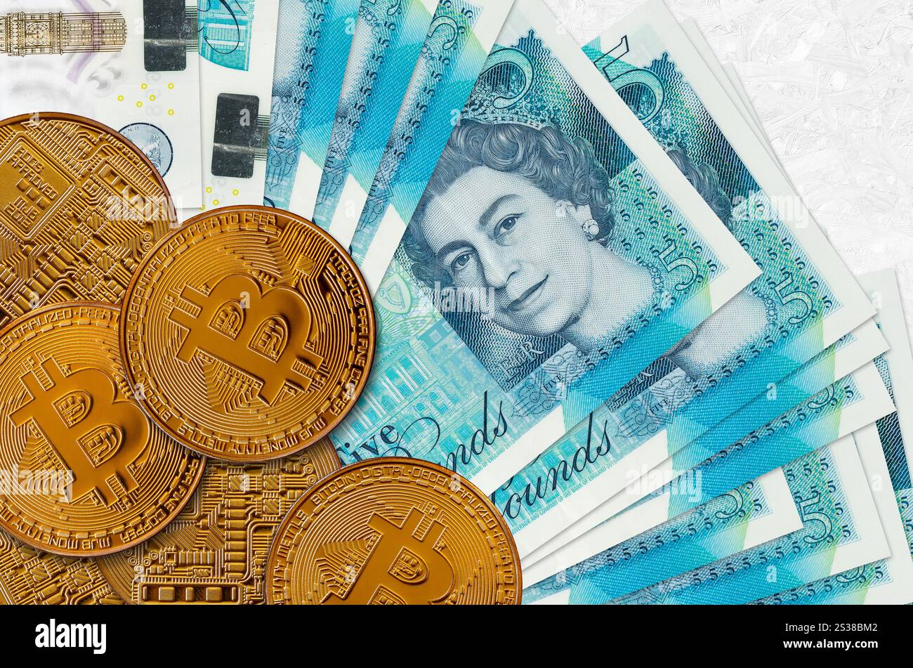 Banconote da 5 sterline britanniche e bitcoin dorati. Concetto di investimento in criptovaluta. Transazioni di mining o trading di criptovalute. 5 sterline britanniche di banconote e. Foto Stock