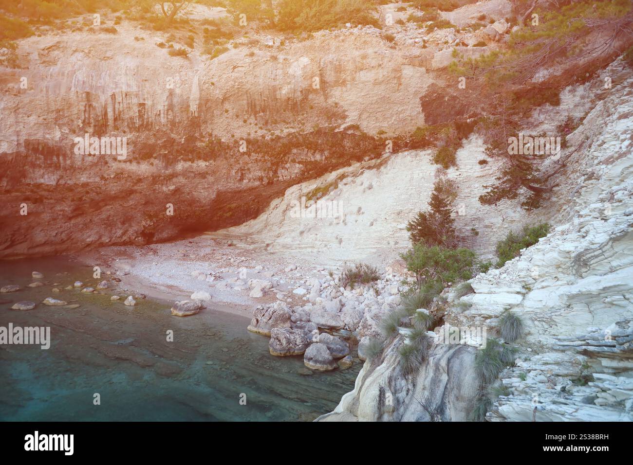 Viaggia in Turchia nel Mar Egeo e nelle rocce del paesaggio lagunare e nella natura. Grandi sponde a dondolo sull'acqua blu profonda del mare. Posto lussuoso per rilassarsi. Viaggia dentro Foto Stock