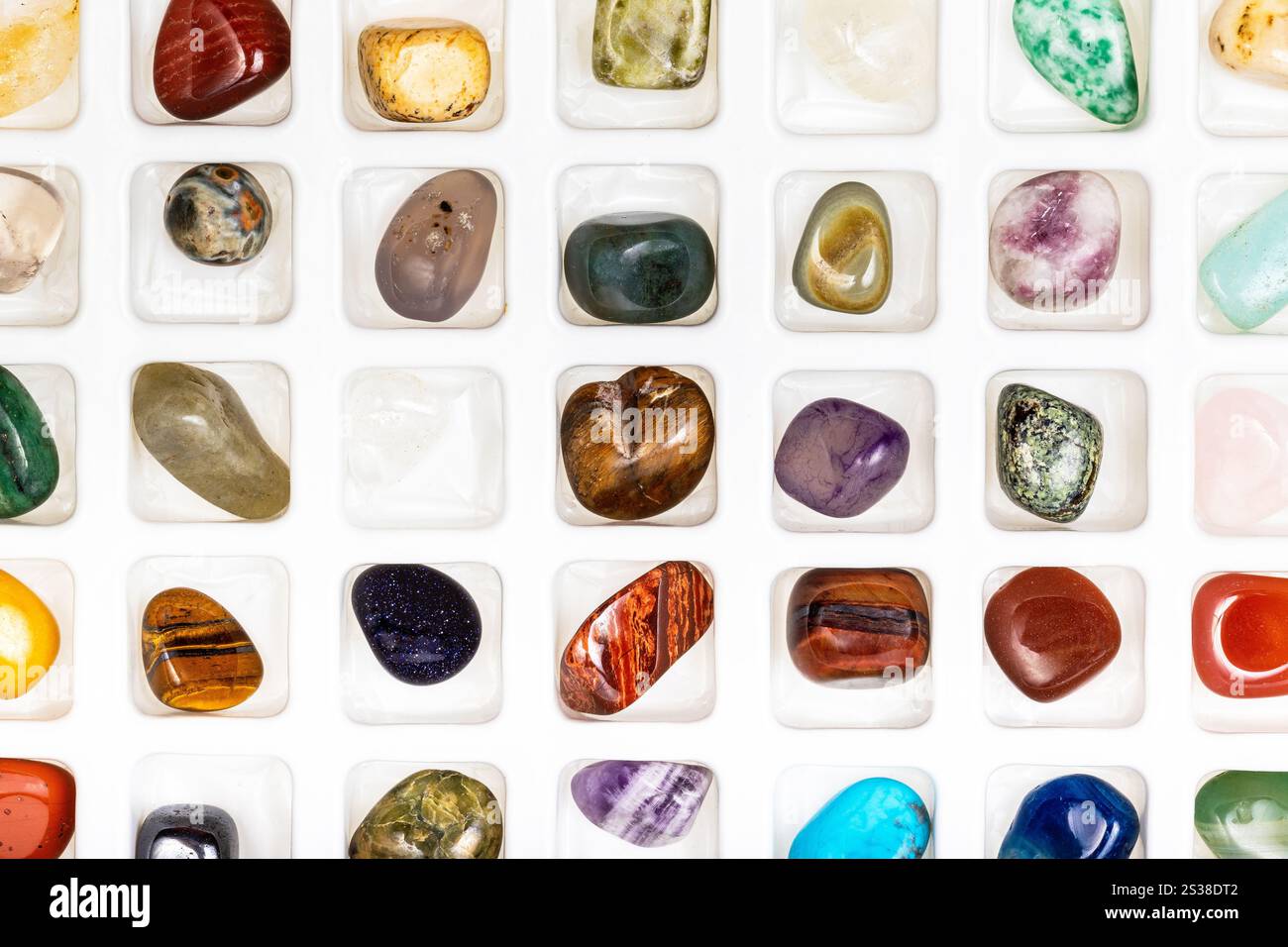 vista dall'alto su varie gemme per la raccolta geologica in celle di plastica con celle in primo piano Foto Stock