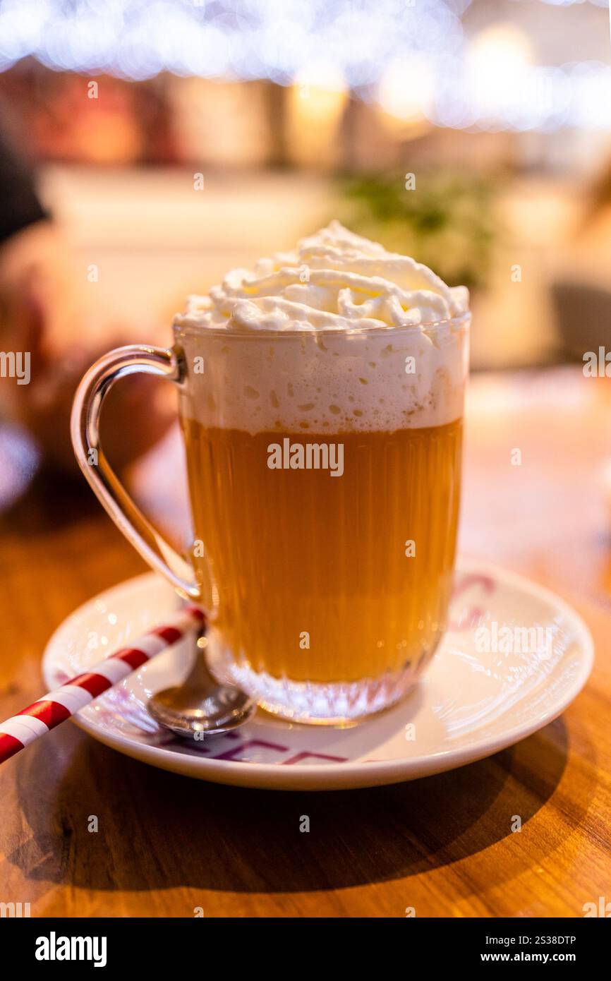 cocktail di birra al burro con panna montata da vicino nel bar locale Foto Stock