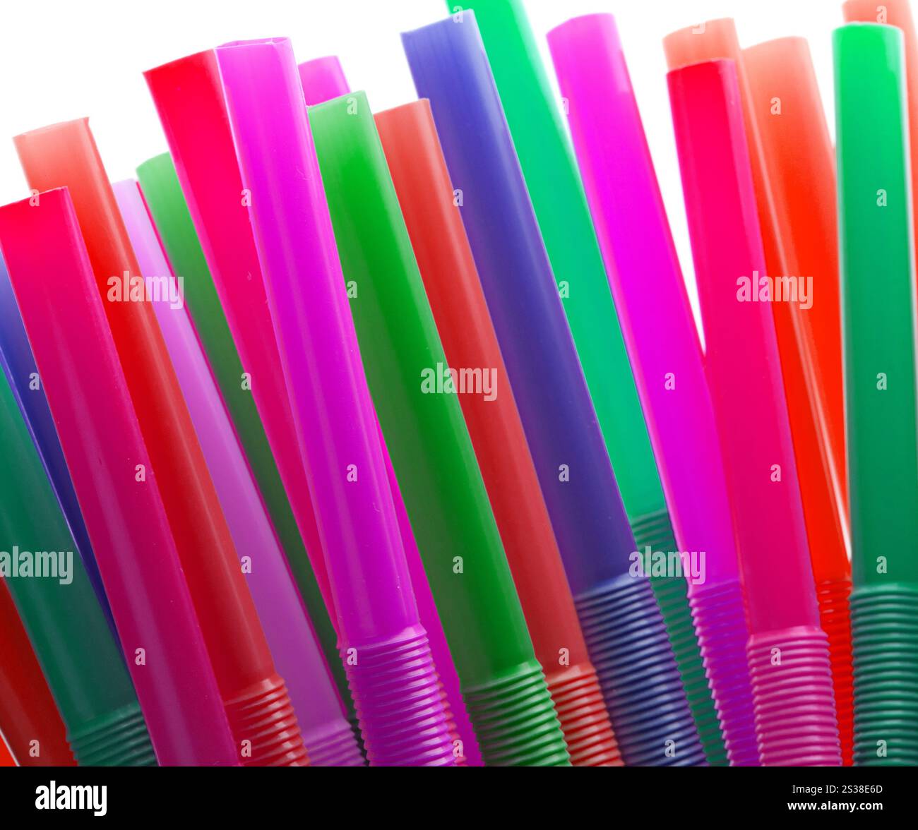 Cannucce flessibili multicolore isolate su sfondo bianco. Cannucce flessibili multicolore Foto Stock