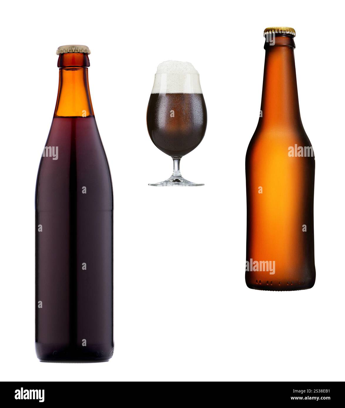bottiglie di birra marrone e un bicchiere di birra su sfondo bianco Foto Stock