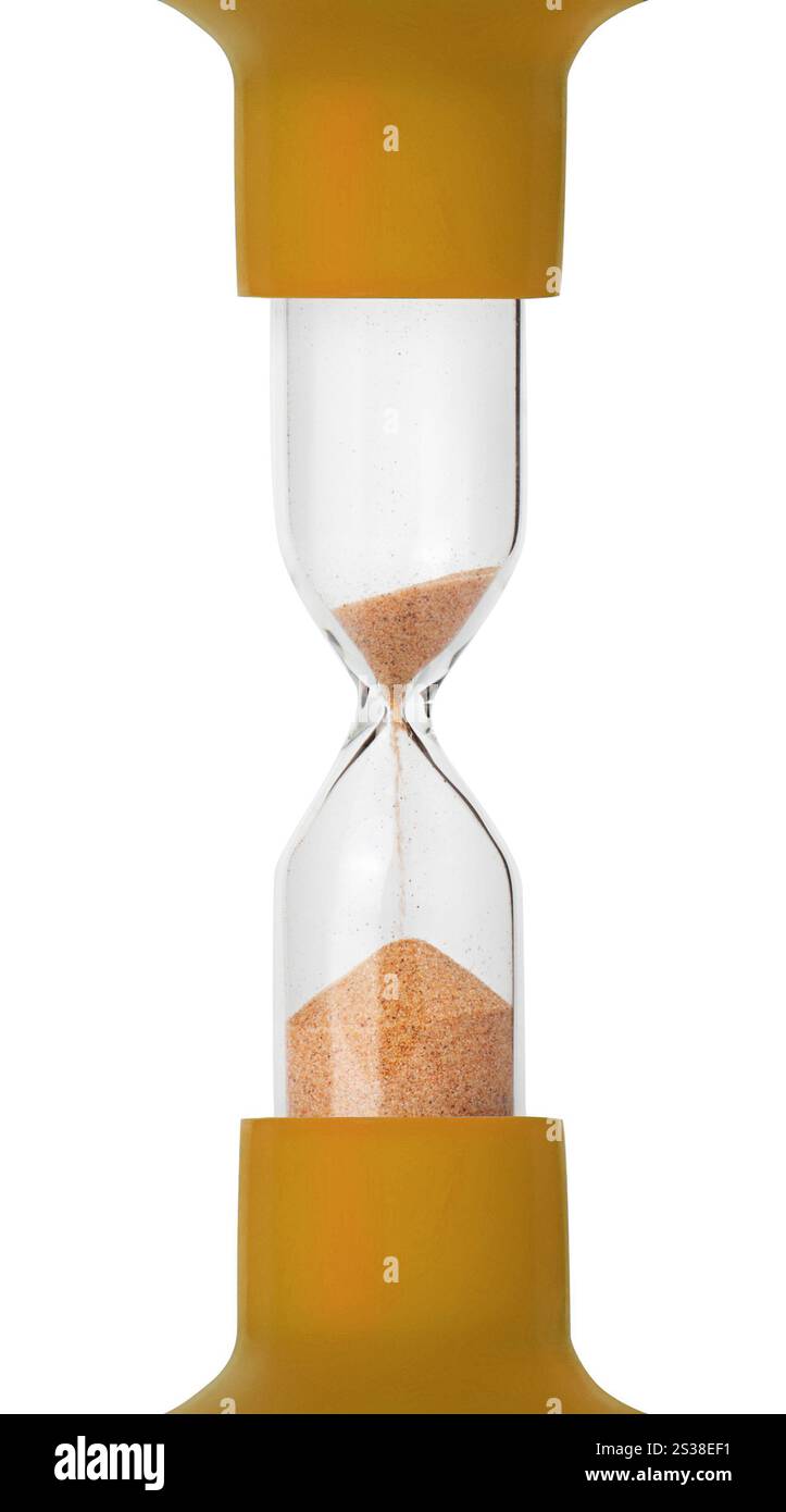 primo piano di vetro sabbioso giallo isolato su sfondo bianco. primo piano di vetro sabbioso giallo Foto Stock