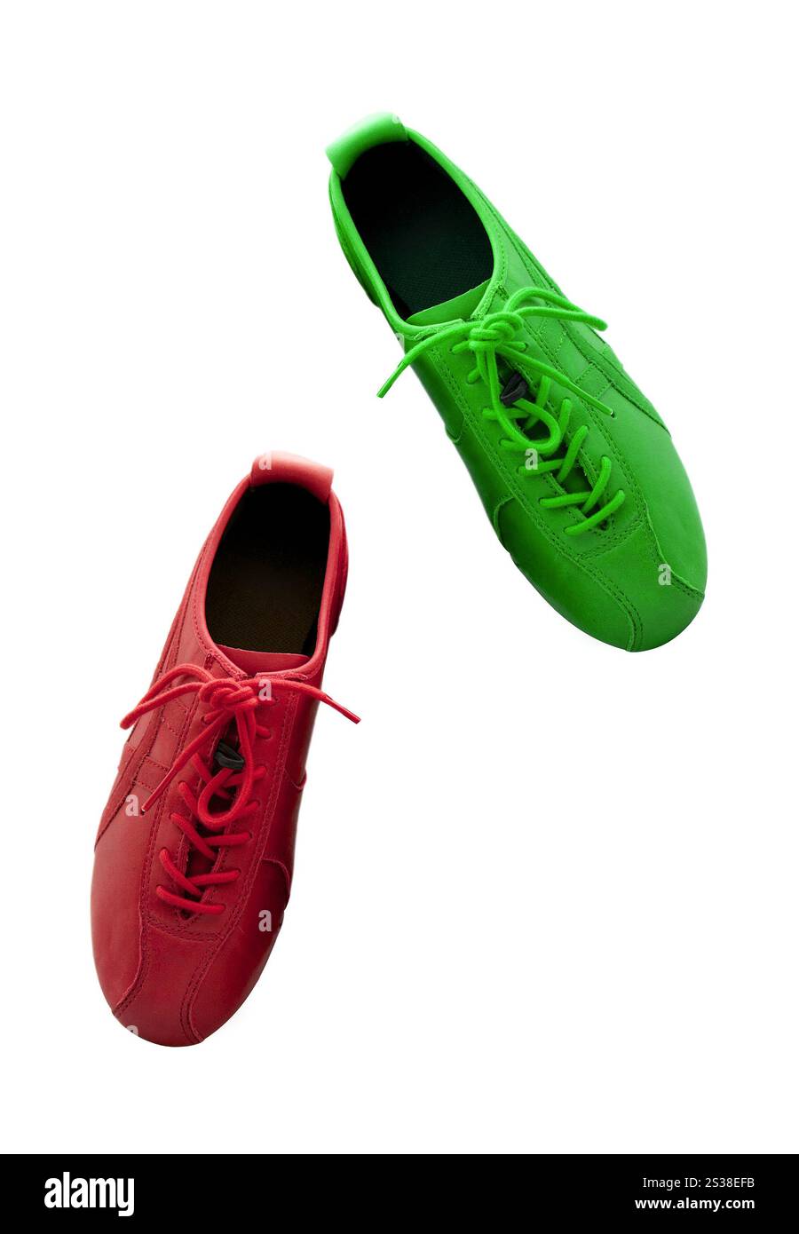 Scarpe da calcio isolate su sfondo bianco. Scarpe da calcio Foto Stock