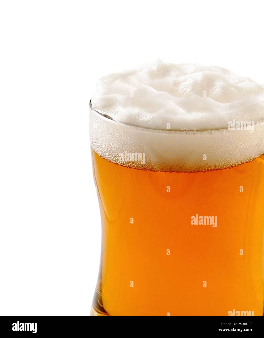 Tazza con birra in primo piano su sfondo bianco. Tazza con birra da vicino Foto Stock
