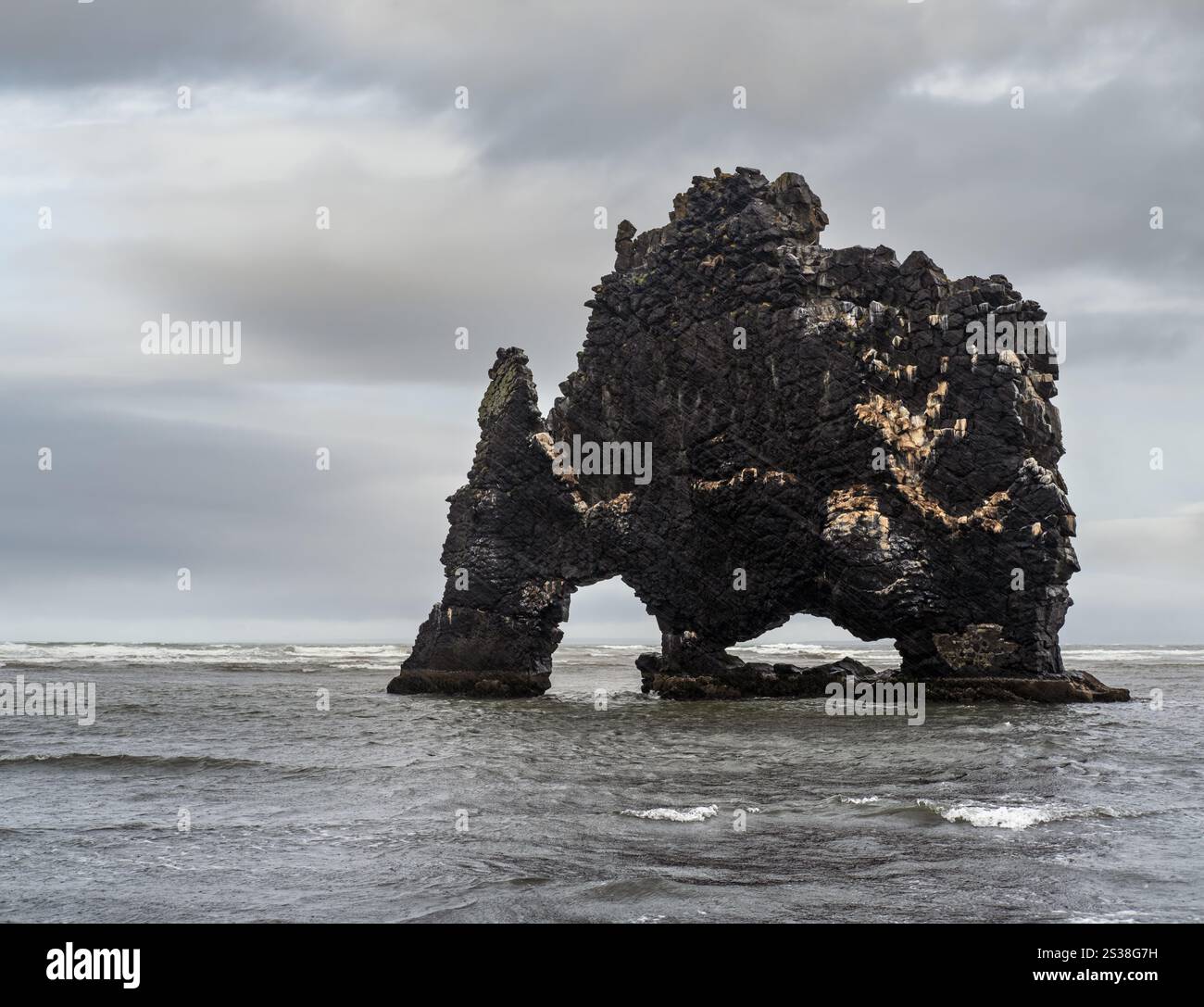 L'elefante potabile o rinoceronte, la pila di basalto Hvitserkur lungo la costa orientale della penisola di Vatnsnes, nel nord-ovest dell'Islanda. Fantastico rock Foto Stock