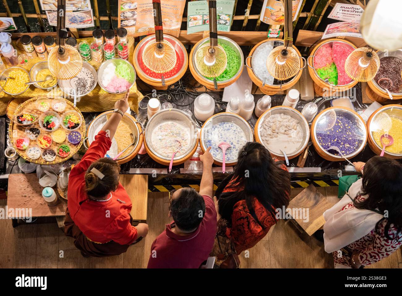 Un mercato tailandese all'interno del centro commerciale Iconsiam presso il fiume Chao Phraya a Thonburi nella città di Bangkok in Thailandia. Thailandia, Bangkok, Dezember, 2, Foto Stock