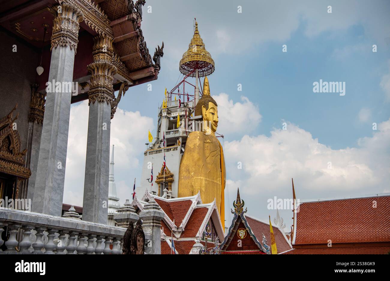 Il grande Buddha d'oro di Wat Intharawihan a Thewet nella città di Bangkok in Thailandia. Thailand, Bangkok, Dezember, 9, 2023 Foto Stock