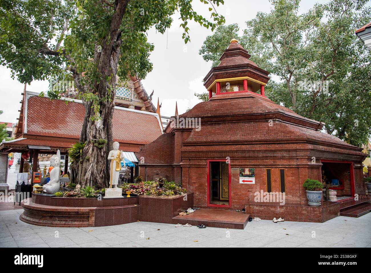 Un santuario a Wat Intharawihan a Thewet nella città di Bangkok in Thailandia. Thailand, Bangkok, Dezember, 9, 2023 Foto Stock