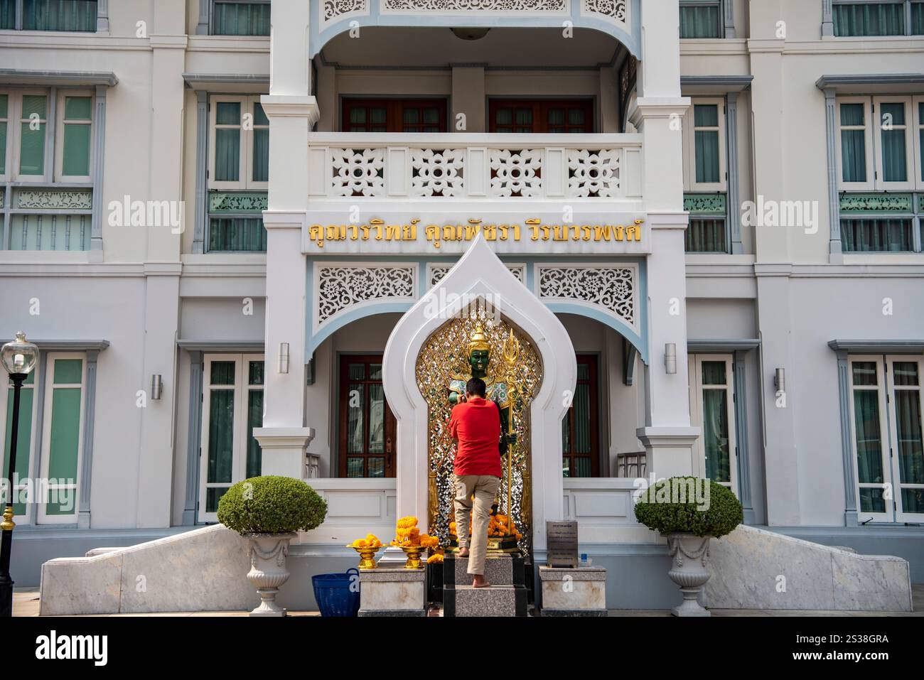 La gente prega un Santo Re al Wat Devaraj Kunchon di Thewet, nella città di Bangkok in Thailandia. Thailand, Bangkok, Dezember, 9, 2023. THAILANDIA Foto Stock