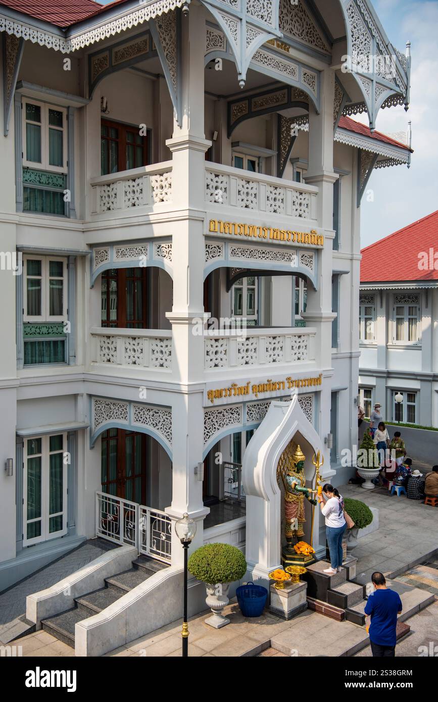 La gente prega un Santo Re al Wat Devaraj Kunchon di Thewet, nella città di Bangkok in Thailandia. Thailand, Bangkok, Dezember, 9, 2023. THAILANDIA Foto Stock