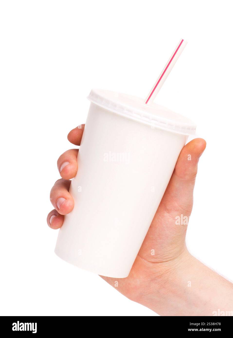 tazza di caffè monouso in mano isolata su sfondo bianco. tazza di caffè usa e getta in mano Foto Stock