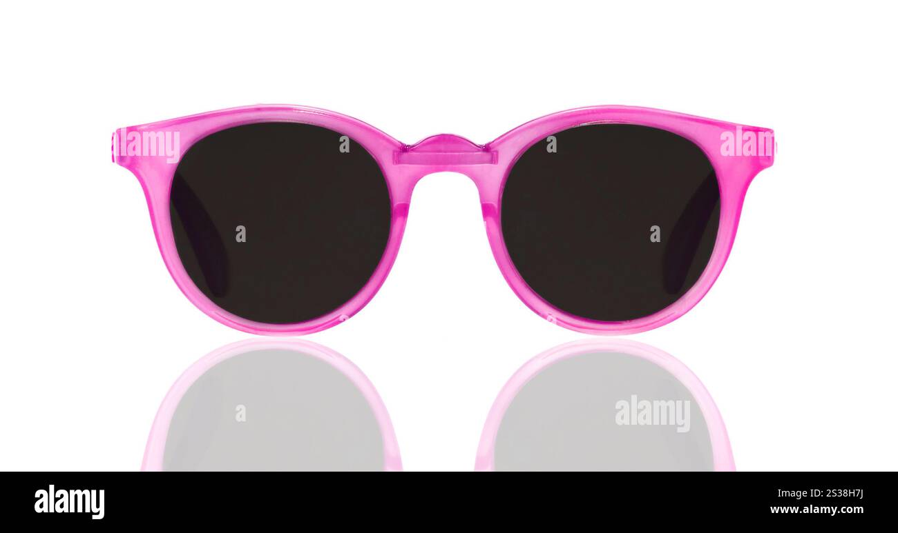 Occhiali da sole rosa da donna isolati su sfondo bianco. Occhiali da sole rosa donne Foto Stock
