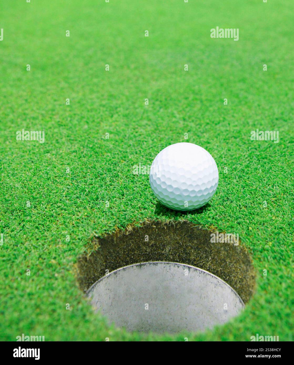 La palla al buco del campo da golf. sfera sul foro Foto Stock