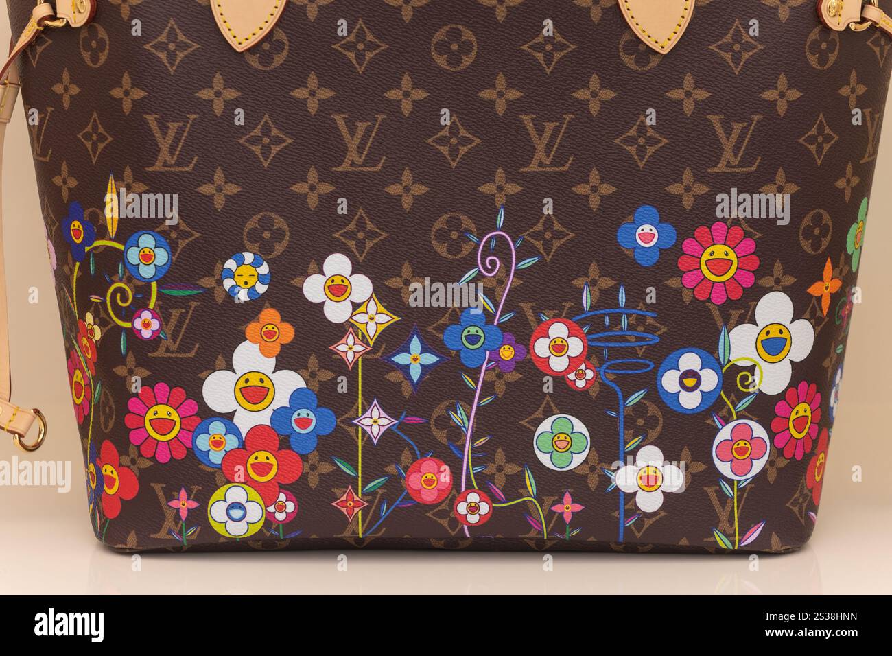 Primo piano della collezione di borse Louis Vuitton Takashi Murakami Neverfull MM, sovrapposte a fiori multicolori Monogram, estetica superflat. Per donna. Foto Stock