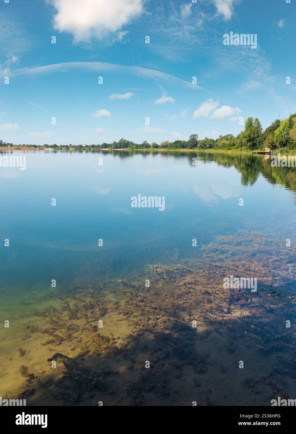 Il pittoresco sfondo Estate Lago di fondo con alghe. Concetto della tranquilla vita di paese, eco-turismo, camping, pesca. Foto Stock