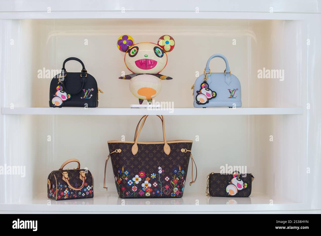 Esposizione della collezione di borse da MM Louis Vuitton Takashi Murakami Neverfull per le donne che desiderano acquistare un accessorio in edizione limitata in pelle di lusso da mostrare Foto Stock