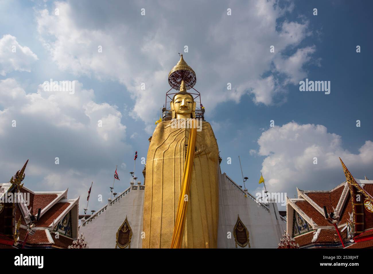 Il grande Buddha d'oro di Wat Intharawihan a Thewet nella città di Bangkok in Thailandia. Thailand, Bangkok, Dezember, 9, 2023 Foto Stock