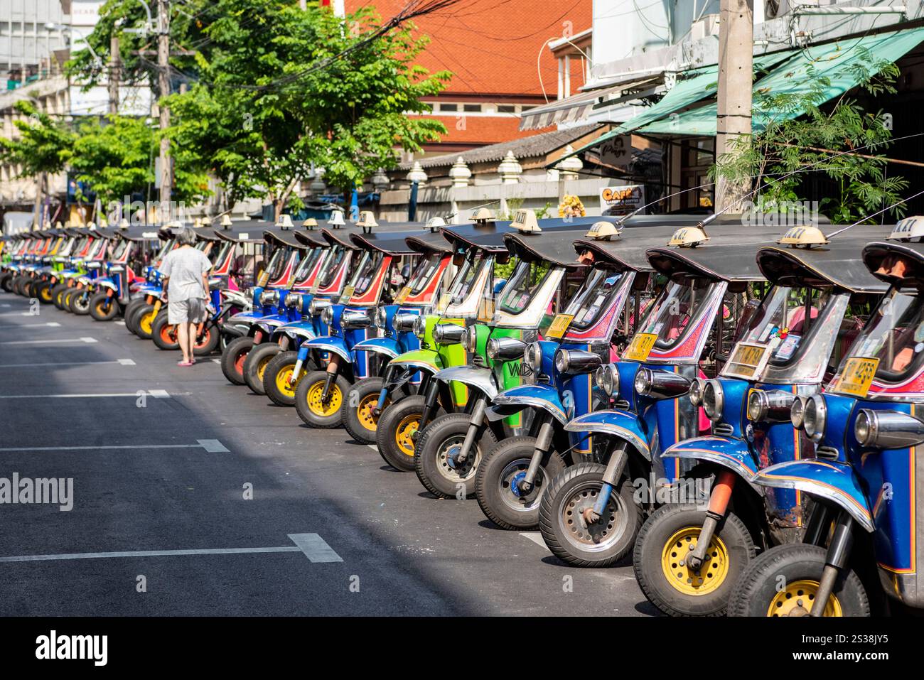 Parcheggio taxi Tuk Tuk in una strada di China Town nella città di Bangkok in Thailandia. Thailand, Bangkok, 7 novembre 2023. THAILANDIA BANGKOK CINA Foto Stock