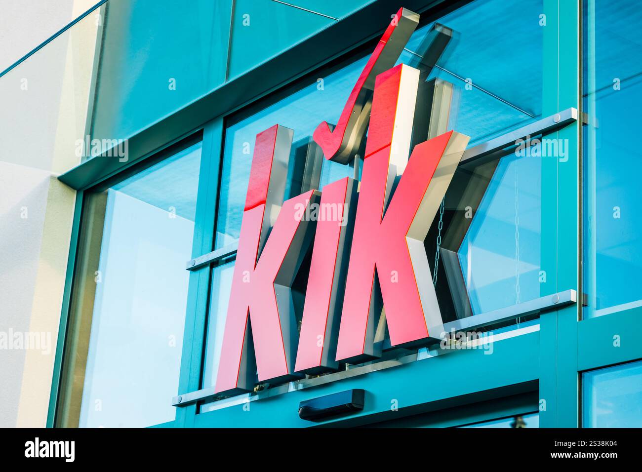 Trebic, Repubblica Ceca - 28 dicembre 2024: Logo KIK della più grande catena di distribuzione tessile in Europa Foto Stock