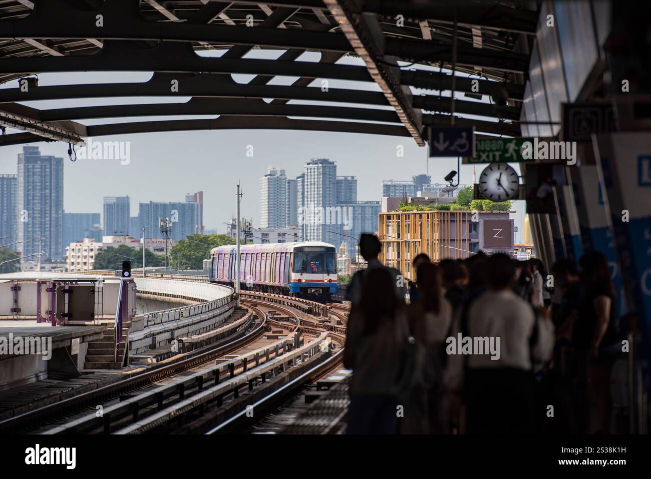 Un treno di skytrain o metropolitana a Thonburi nella città di Bangkok in Thailandia. Thailandia, Bangkok, Dezember, 4, 2023. THAILANDIA BANGKOK THONBURI Foto Stock