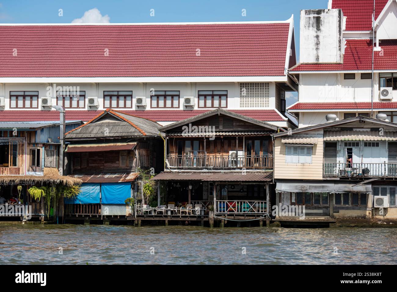 Una vecchia casa sul fiume Chao Phraya nella città di Bangkok in Thailandia. Thailandia, Bangkok, Dezember, 5, 2023. THAILANDIA BANGKOK, FIUME CHAO PHRAYA Foto Stock