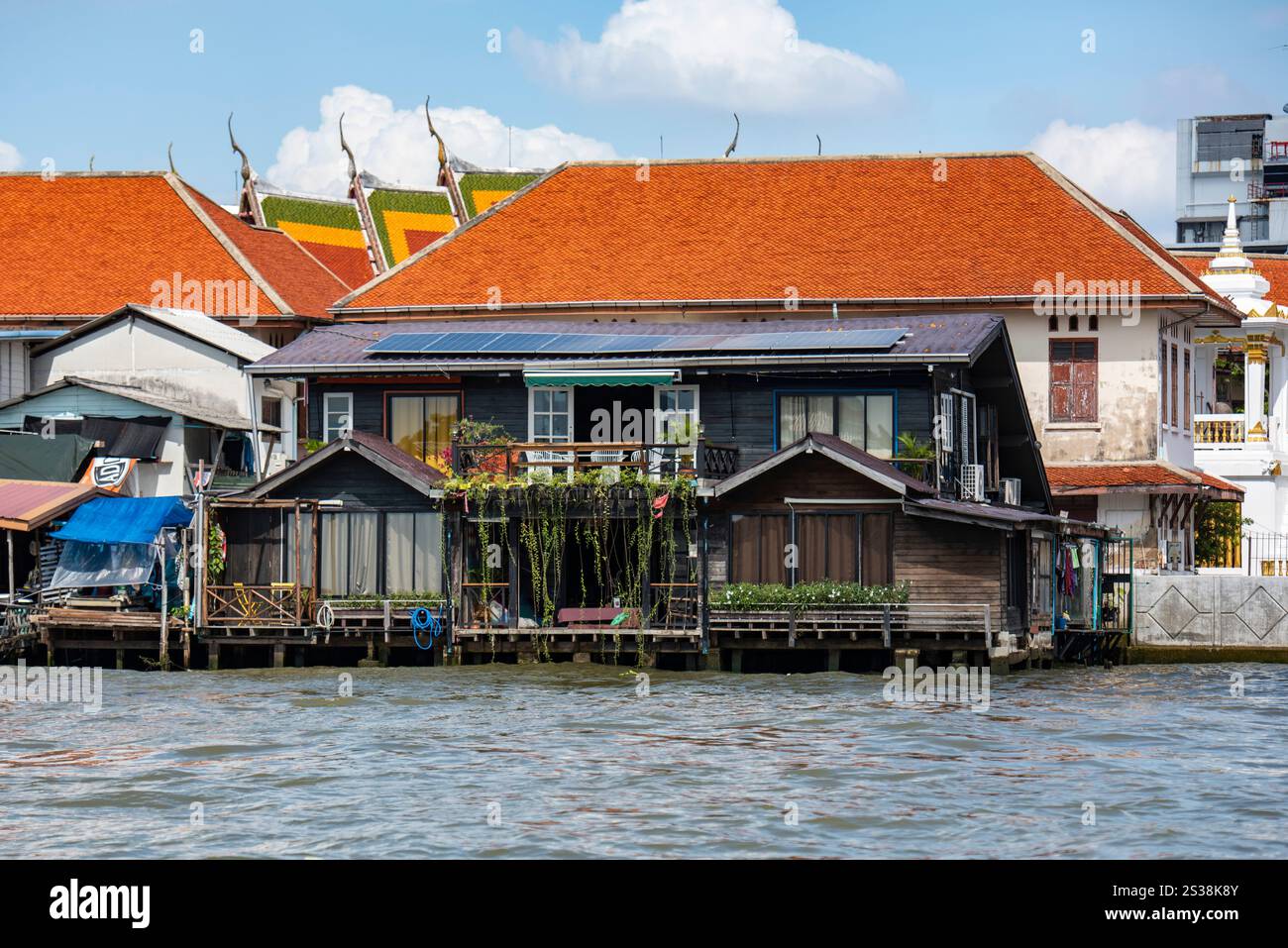 Una vecchia casa sul fiume Chao Phraya nella città di Bangkok in Thailandia. Thailandia, Bangkok, Dezember, 5, 2023. THAILANDIA BANGKOK, FIUME CHAO PHRAYA Foto Stock