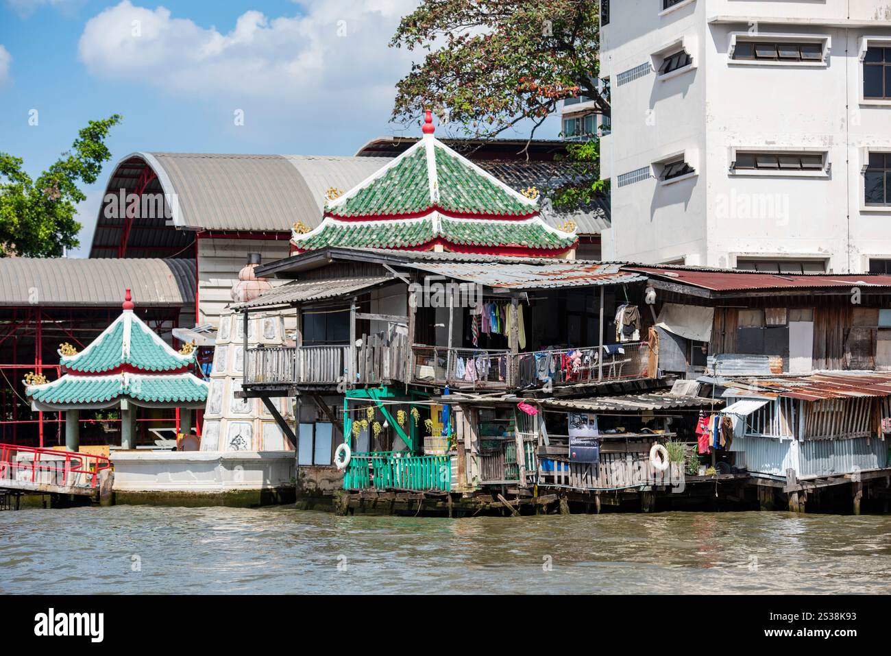 Una vecchia casa sul fiume Chao Phraya nella città di Bangkok in Thailandia. Thailandia, Bangkok, Dezember, 5, 2023. THAILANDIA BANGKOK, FIUME CHAO PHRAYA Foto Stock