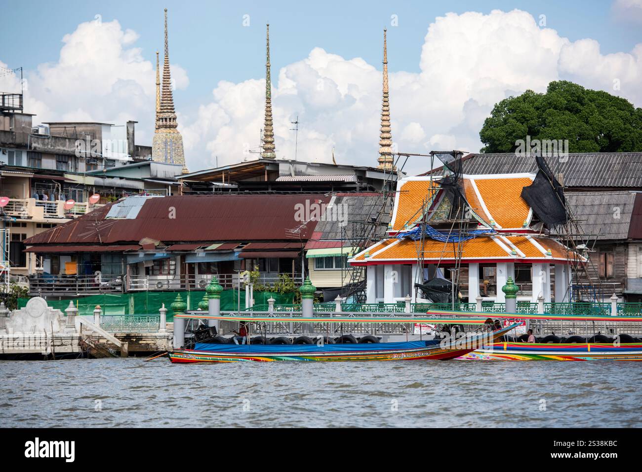 Una vecchia casa sul fiume Chao Phraya nella città di Bangkok in Thailandia. Thailandia, Bangkok, Dezember, 5, 2023. THAILANDIA BANGKOK, FIUME CHAO PHRAYA Foto Stock