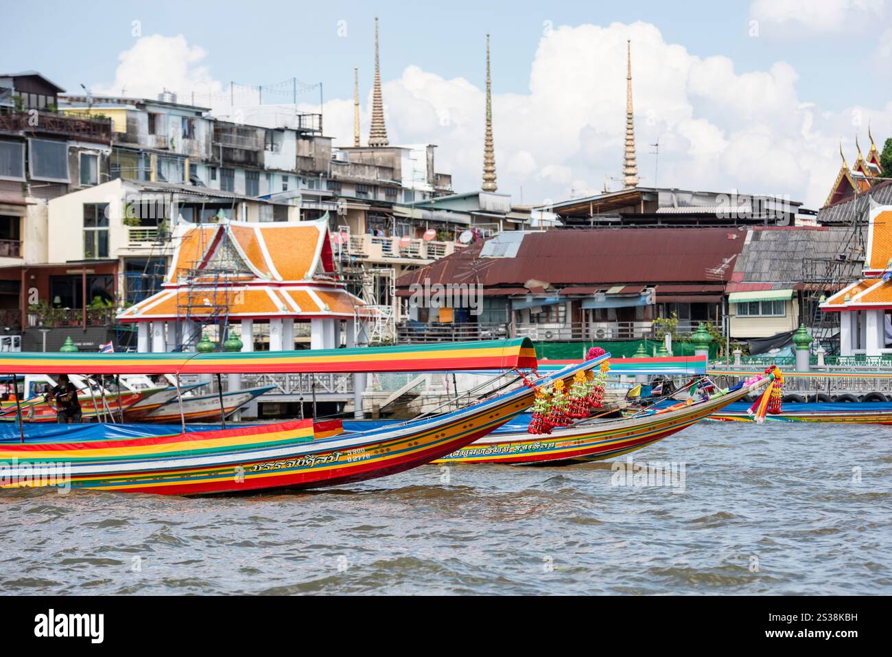 Tour in barca di fronte a una vecchia casa sul fiume Chao Phraya nella città di Bangkok in Thailandia. Thailandia, Bangkok, Dezember, 5, 2023. BANGKOK TAILANDIA Foto Stock