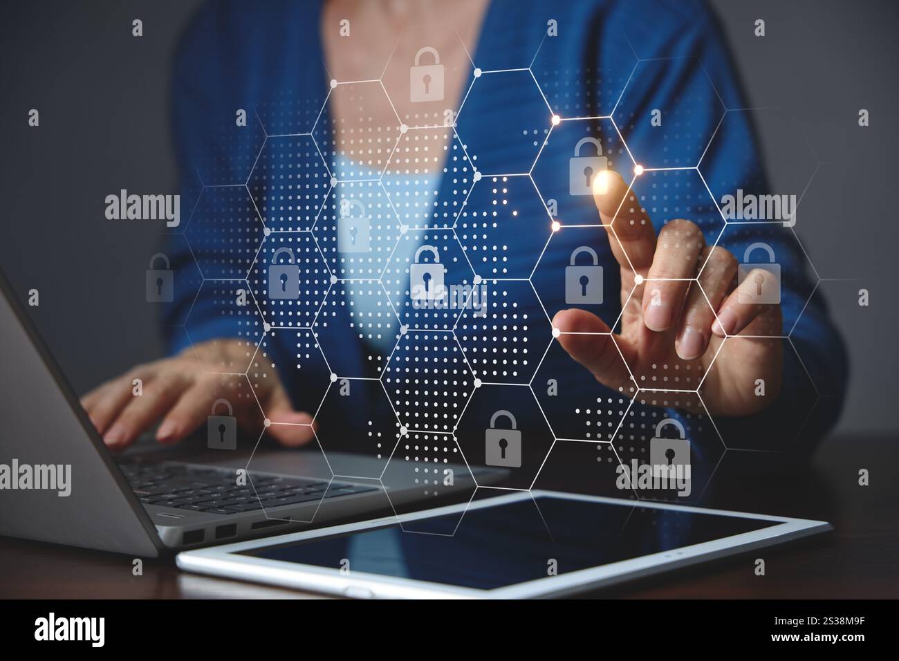 Accesso degli utenti e prevenzione della criminalità informatica. Concetto di protezione dei dati e privacy personale. Protezione dei sistemi informativi. Foto Stock