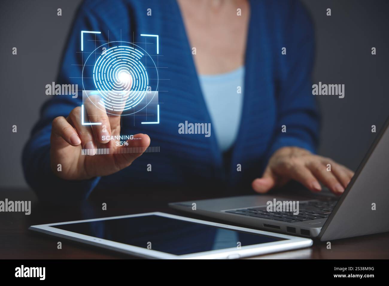 Concetto di sicurezza Internet, protezione dei dati. Sicurezza informatica di rete, accesso utente al dispositivo tramite la schermata di scansione delle impronte digitali. Foto Stock