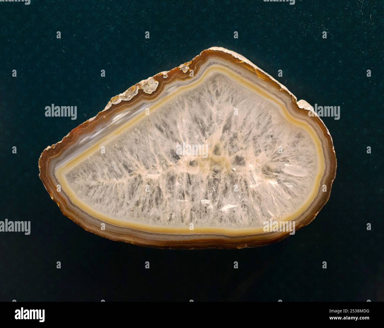 Taglio Gemstone. Pietra geologica selvaggia su sfondo scuro. Taglio Gemstone. Pietra geologica selvaggia su sfondo scuro. Foto Stock