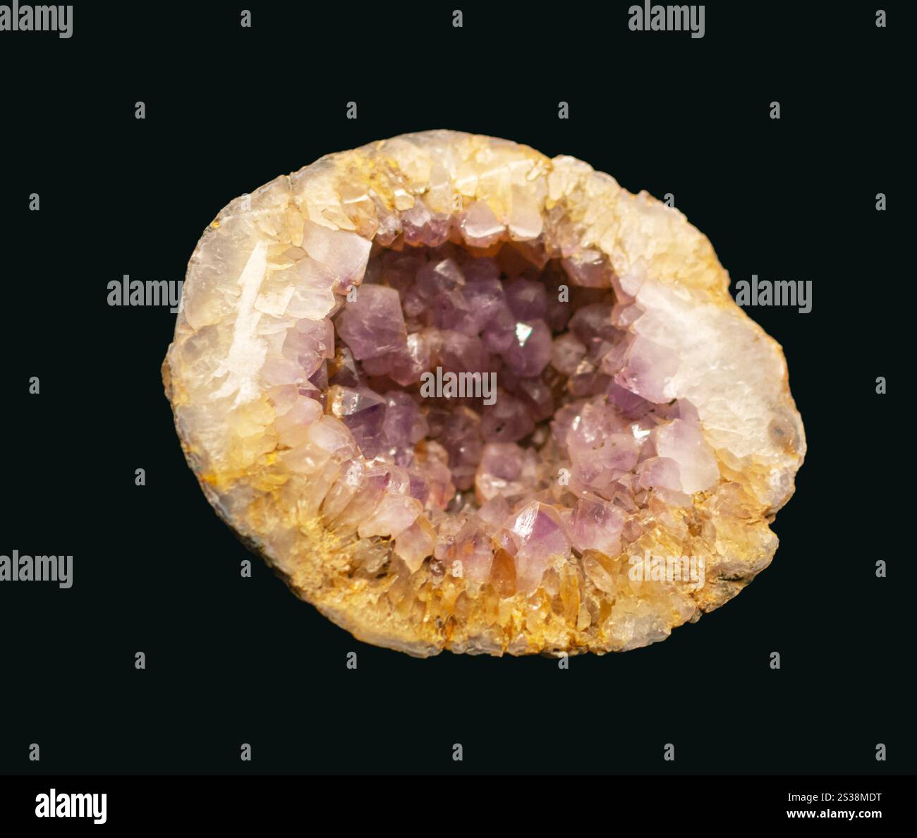 Taglio Gemstone. Pietra geologica selvaggia su sfondo scuro. Taglio Gemstone. Pietra geologica selvaggia su sfondo scuro. Foto Stock